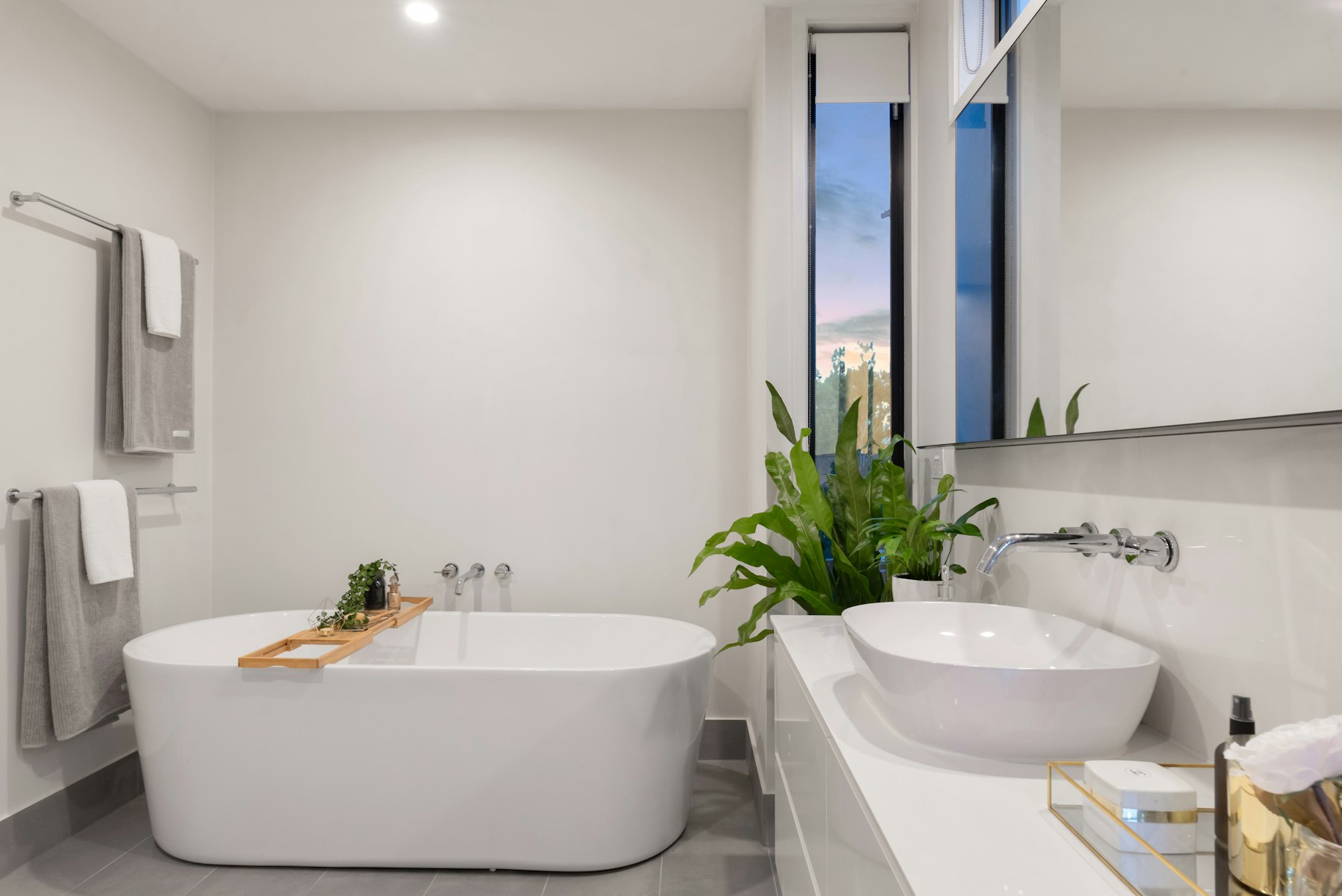 Quartzite bathroom surface